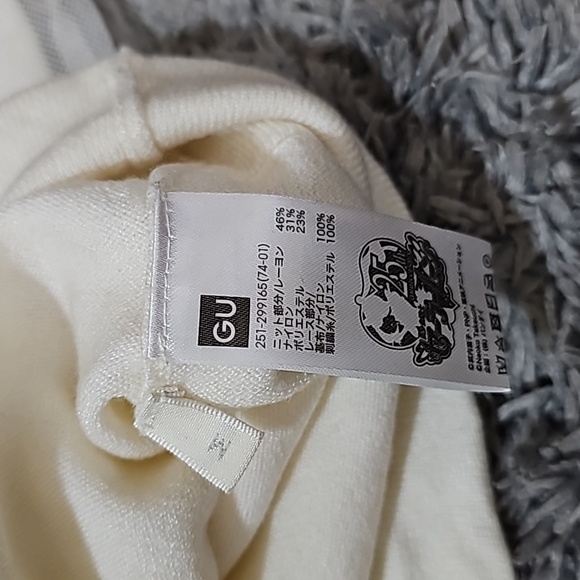 GU sailor moon 25th anniversary sweater size medium - Picture 2 of 2